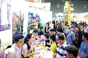 Du khách tham khảo tour tại gian hàng BenThanh Tourist tại Hội chợ ITE HCMC 2016