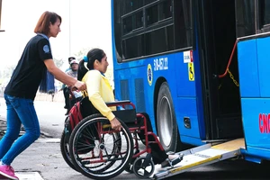 Xe buýt CNG sàn thấp, có đường xe lăn lên xuống phục vụ người khuyết tật