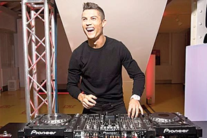 Ronaldo tất bật kiếm tiền