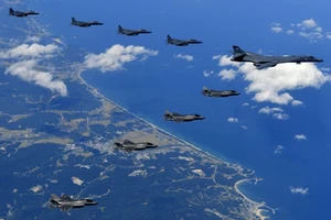 Các máy bay ném bom chiến lược B-1B và máy bay tàng hình F-35B của Mỹ cùng các máy bay chiến đấu F-15K của Hàn Quốc trong cuộc tập trận trên bán đảo Triều Tiên ngày 18-9-2017. Ảnh do Không quân Hàn Quốc công bố