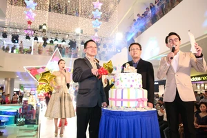 Ông Chang Yeng Cheong - Tổng GĐ VCCD và ông Phan Thành Duy - GĐ TTTM SC VivoCity cùng cắt bánh kem mừng sinh nhật 2 tuổi SC VivoCity