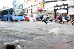 Nhiều tuyến đường trên địa bàn TPHCM cứ mưa là ngập