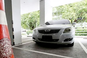 Chiếc Toyota Camry thu giữ ở tỉnh Nakhon Pathom được đưa về trụ sở Cảnh sát Hoàng gia Thái Lan ở Bangkok để các chuyên gia pháp y điều tra. Ảnh: BANGKOK POST