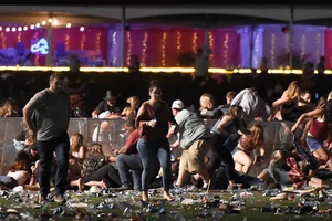 Tại sao kẻ xả súng ở Las Vegas mua cả kho vũ khí không bị phát hiện?