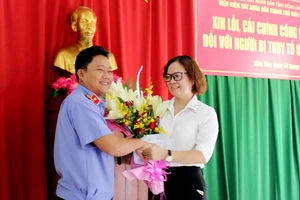 Đại diện Viện kiểm sát Nhân dân TP Biên Hòa tặng hoa và xin lỗi bà Trịnh Thị Nghị