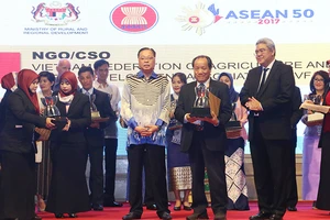 Tổng hội NN&PTNTVN nhận giải thưởng Sáng kiến ASEAN về Phát triển nông thôn và xóa đói giảm nghèo