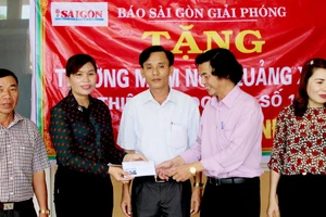 Đại diện Báo SGGP trao 30 triệu đồng giúp Trường Mầm non Quảng Xuân sửa trường