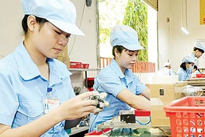 Lắp ráp linh kiện điện tử tại một doanh nghiệp trong nước