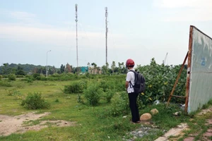 Dự án tổ hợp dịch vụ và nhà ở cao cấp Khang Gia Hân bị bỏ hoang, cỏ mọc um tùm