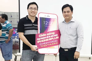 Khách hàng trúng thưởng Iphone 8 plus tại siêu thị Co.opmart Nguyễn Ảnh Thủ TPHCM