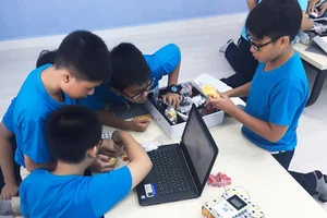 Lắp ráp robot - Sân chơi khoa học thực hành thú vị cho học sinh