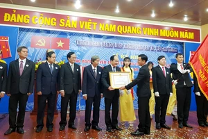 Ông Bùi Xuân Cường, Giám đốc Sở Giao thông Vận tải TPHCM thực hiện nghi thức trao tặng Huân chương Lao động Hạng Ba và bằng khen của Chủ tịch nước cho tập thể cán bộ, giáo viên Trường Cao đẳng Giao thông Vận tải TPHCM