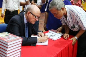 Nhà sử học Larry Berman ký tặng sách về vị tướng tình báo nổi danh Việt Nam Phạm Xuân Ẩn cho độc giả