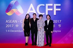 Đạo diễn Hoàng Nhật Nam cùng vợ chồng diễn viên Minh Tiệp, diễn viên Dương Cẩm Lynh tại Liên hoan phim các nước Đông Nam Á và Trung Quốc