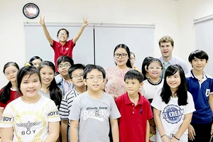 Giáo viên, trợ giảng và học sinh tại hệ thống Anh văn Hội Việt Mỹ