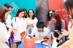 Nhà thơ Nguyễn Phong Việt ký tặng sách cho độc giả