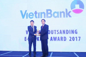 Đại diện VietinBank nhận giải thưởng Ngân hàng Điện tử tiêu biểu nhất năm 2017