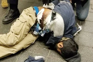 Nghi phạm Akayed Ullah bị thương nặng sau khi kích nổ quả bom ống tư chế trong đường xe điện ngầm ở Manhattan, New York, Mỹ, ngày 11-12-2017. Ảnh: AP