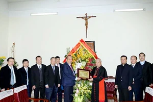 Phó Thủ tướng Thường trực Chính phủ Trương Hòa Bình đến chúc mừng Tòa Tổng Giám mục Hà Nội. Ảnh: VGP
