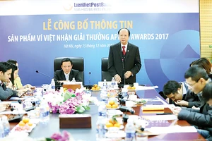 Ông Phạm Doãn Sơn, Phó Chủ tịch Thường trực HĐQT kiêm TGĐ LienVietPostBank (bên trái) và ông Nguyễn Đình Thắng, Phó Chủ tịch HĐQT (bên phải)