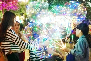 Bóng bay Galaxy bơm tay bày bán tại phố đi bộ Nguyễn Huệ, được giới trẻ yêu thích