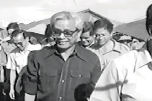 Cảnh trong phim: Nguyên Thủ tướng Võ Văn Kiệt trong một lần xuống cơ sở