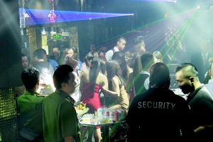 Hàng trăm chiến sĩ công an kiểm tra bất ngờ 2 quán bar ở trung tâm TPHCM