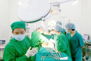 Các bác sĩ đang phẫu thuật lấy silicon trong ngực nạn nhân dùng dịch vụ của thẩm mỹ chui