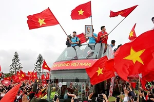 Đội tuyển U23 Việt Nam được người hâm mộ chào đón trong ngày về. Ảnh: MINH HOÀNG