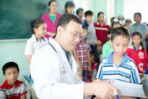 Các bác sĩ trong Câu lạc bộ Bác sĩ Sóc Trăng tại TPHCM khám bệnh miễn phí cho trẻ em nghèo