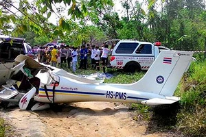 Điều tra hiện trường tai nạn máy bay huấn luyện ở Thalang, Phukhet, Thái Lan, ngày 1-3-2018. Ảnh: BKP