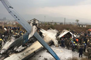 Lực lượng cứu hộ tại hiện trường máy bay chở khách Bangladesh rơi ở Kathmandu, Nepal, ngày 12-3-2018. Ảnh: AP