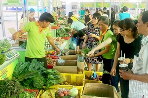 Chợ phiên nông sản an toàn tại Trung tâm Văn hóa - Thể dục thể thao quận Tân Bình. Ảnh: THANH HẢI