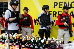 Nhiều loại rượu lậu gây chết người bị cảnh sát Indonesia tịch thu tiêu hủy. REUTERS