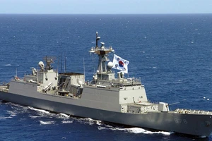 Tàu khu trục Hàn Quốc Munmu Great tham gia chống cướp biển ở vịnh Aden. Ảnh: US NAVY