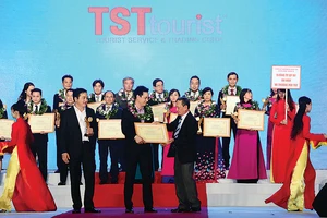 TST tourist nhận bằng khen của UBND TPHCM: 5 năm liên tục đạt giải thưởng du lịch TPHCM từ năm 2013 