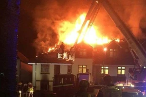 Ngọn lửa nhấn chìm nhà điều dưỡng ở Chingford, London, Anh, ngày 20-4-2018. Ảnh: TWITTER/LONDON FIRE BRIGADE