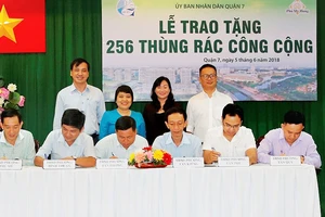 Lễ trao tặng tại hội trường UBND quận 7