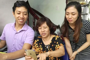 Qua nhóm Zalo, bà Lê Thị Dung (giữa) phổ biến cho nhân viên thông tin về thủ đoạn của tội phạm