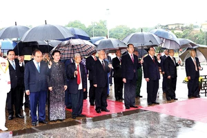 Các đồng chí lãnh đạo Đảng, Nhà nước vào Lăng viếng Chủ tịch Hồ Chí Minh. Ảnh: TTXVN