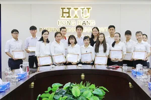 Các sinh viên HIU nhận học bổng “Thắp sáng tương lai” tháng 5 năm 2018
