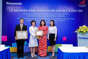 Đại diện Bộ Giáo dục và Đào tạo trao tặng Kỷ niệm chương vì giáo dục và Bằng khen Bộ trưởng cho đại diện Panasonic. Ảnh: Panasonic