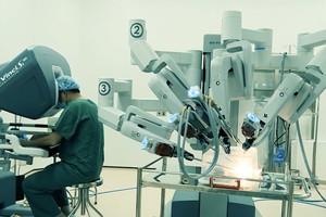 外科醫生實習操作4臂床旁機器人手術系統。（圖源：互聯網）