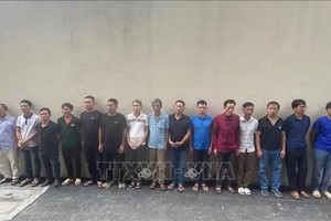 河内市巴维县警方春节后当场抓获15名赌徒。（图：越通社）
