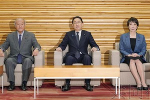 2月27日上午，日本财务相铃木俊一（左起）、首相岸田文雄、经济安保相高市早苗在官邸准备出席内阁会议。（图：共同社）