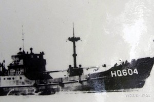 1988年3月14日在葛麻礁上保护国家海洋岛屿主权的战斗中被敌军射击并下沉的HQ 604号船。（图：越通社）