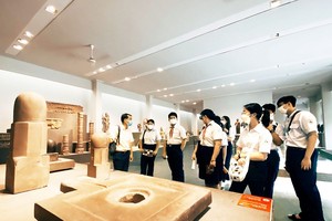第一郡梁世荣高中学校的学生在歷史博物馆瞭解当地的歷史。