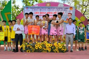 穗城会馆理事长卢耀南向入选的篮球队颁发奖项。