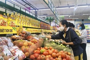 消费者正在超市选购蔬果。（图：越通社）