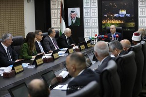 图为 2024年4月2日，巴勒斯坦总理穆罕默德·穆斯塔法（中）在约旦河西岸拉马拉市主持新政府第一次会议。（图：新华社）